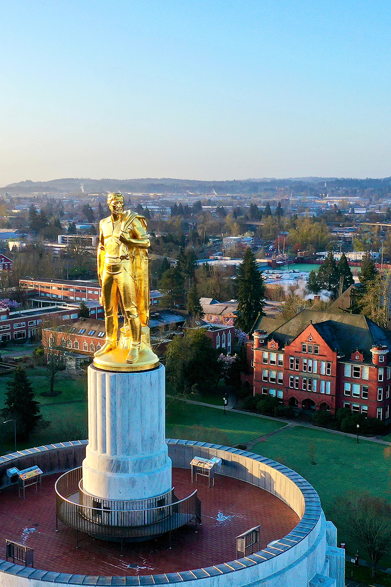 Aerial view of the capitol building in Salem, Oregon.
